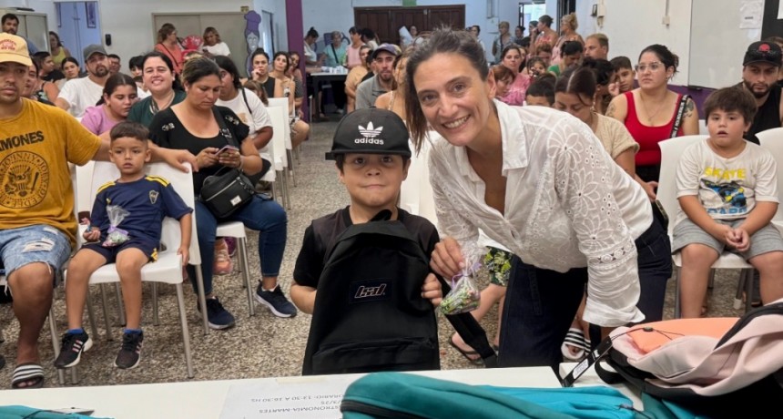 El Municipio entregó mochilas y útiles escolares a niños y adolescentes