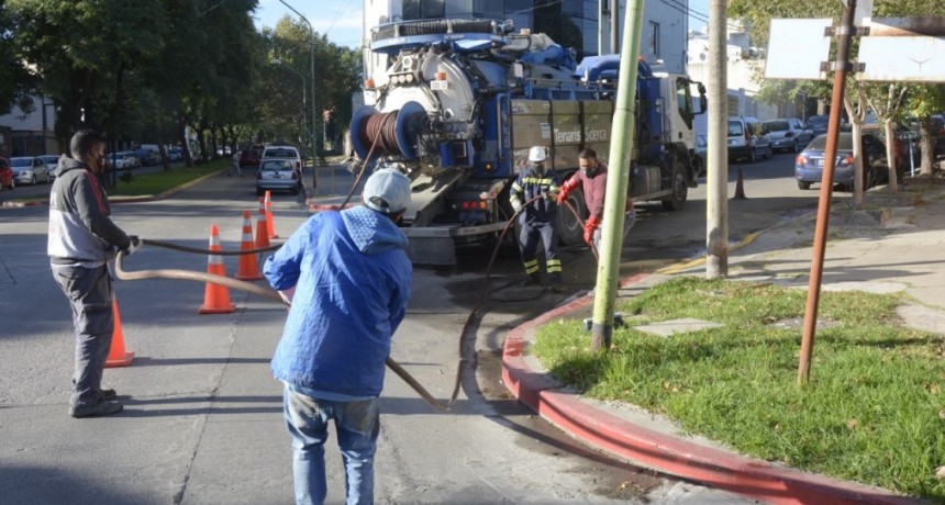 Trabajan en la limpieza de desag&uuml;es y pluviales en distintos puntos de la ciudad