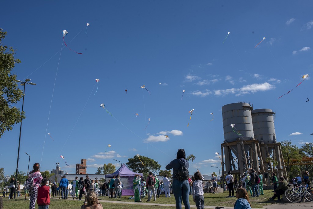 El cielo campanense se llenó de barriletes para concientizar sobre el autismo