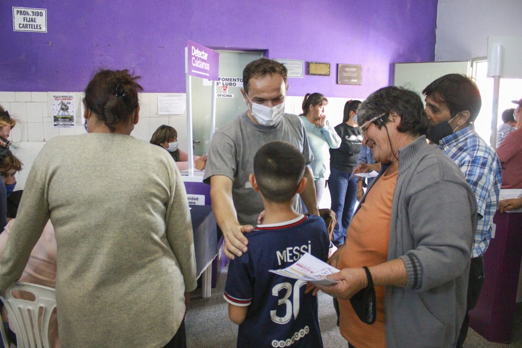Tras el pedido de Abella y otros intendentes, finalmente Kicillof anunció el uso optativo del tapabocas en las aulas