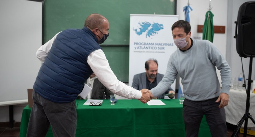 Brutti acompañó una conferencia de la UNLU sobre la Guerra de Malvinas
