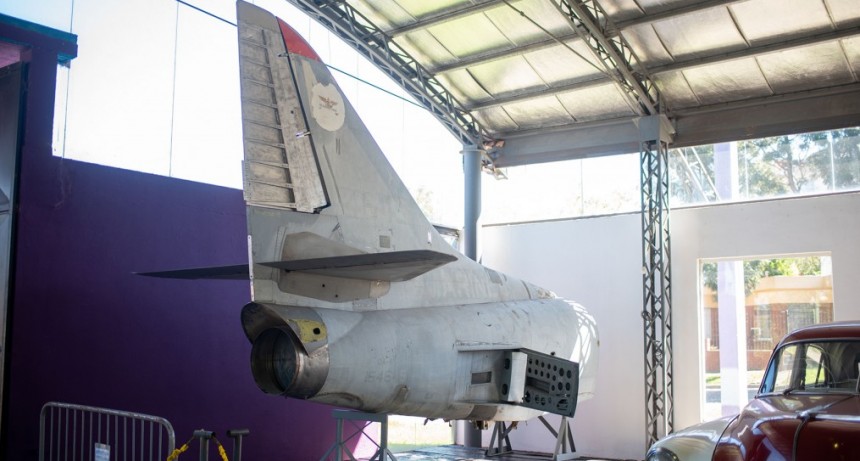La cola de un avión que combatió en Malvinas se exhibirá en el Museo del Automóvil