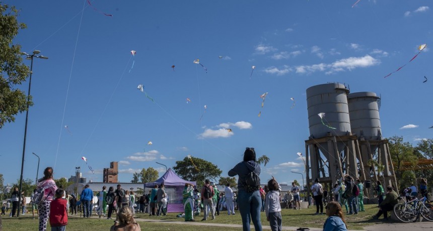 El cielo campanense se llenó de barriletes para concientizar sobre el autismo