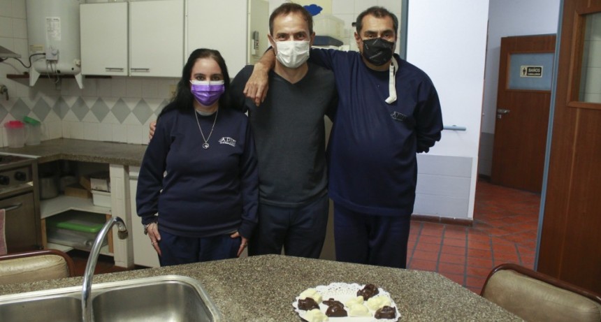 Una tradición que volvió: el Intendente recibió el obsequio de Pascuas de parte de APID