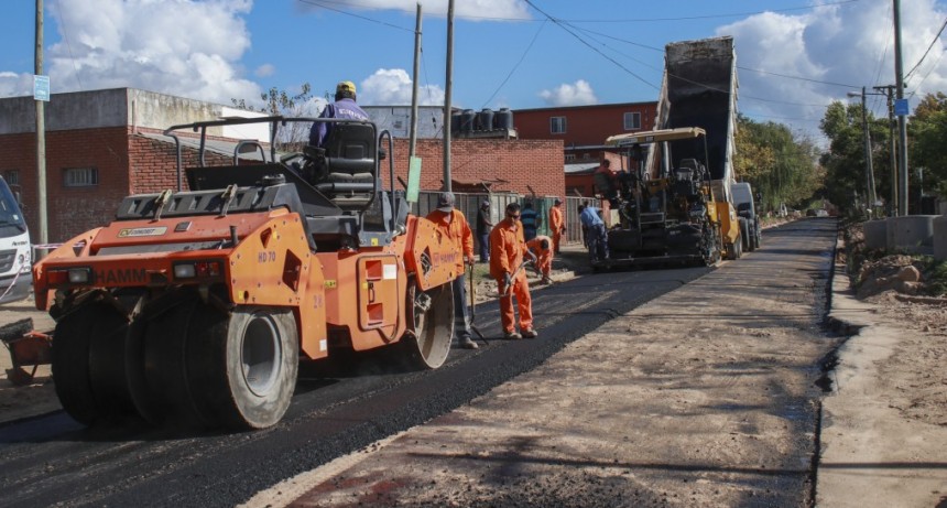 El Municipio avanza con las obras de asfalto en el barrio Las Campanas 