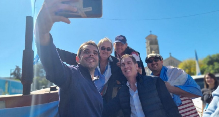 Santilli junto al Intendente Manuel Passaglia en el tractorazo : El kirchnerismo siempre va en contra del sector productivo y el privado