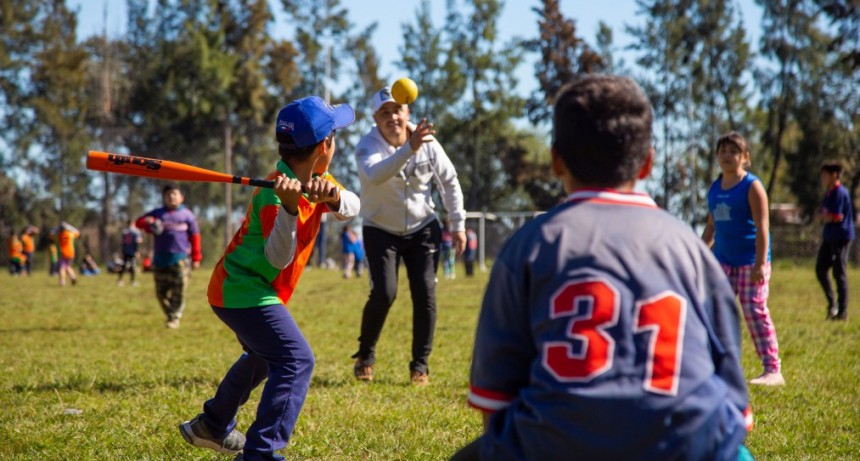 Exitoso encuentro deportivo de las Escuelas Municipales de Sóftbol