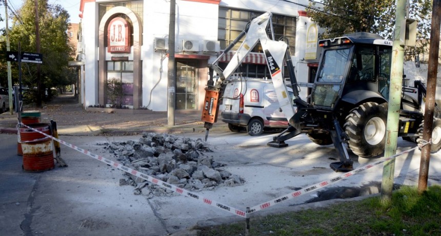 Se concretan nuevos trabajos de bacheo de hormigón en el casco céntrico