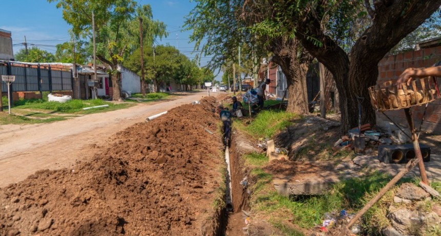 Avanza el tendido de la red domiciliaria de cloacas en los barrios La Esperanza y La Argentina
