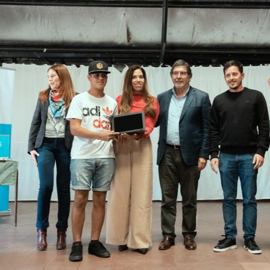32 estudiantes campanenses recibieron su Notebook del Plan Conectar Igualdad bonaerense