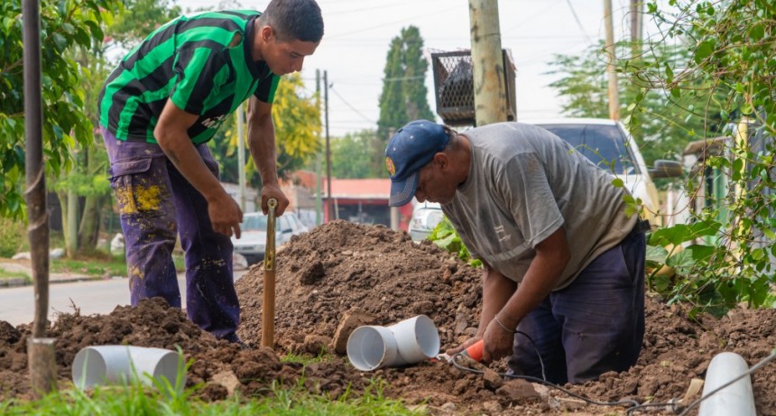 El Municipio ejecuta obras de cloacas en cuatro barrios en simultáneo