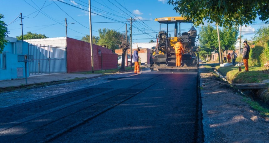 Sigue el plan de asfalto en el barrio Lubo: ahora avanza por las calles San Luis y Modarelli