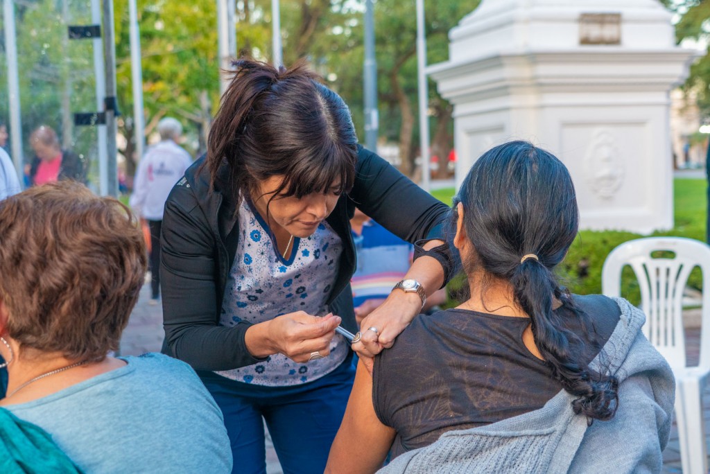 Este jueves, los vecinos podrán vacunarse contra el Covid, Gripe y Tétanos en la plaza Eduardo Costa