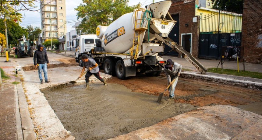 Abella supervisó nuevos trabajos de bacheo de hormigón en el casco céntrico