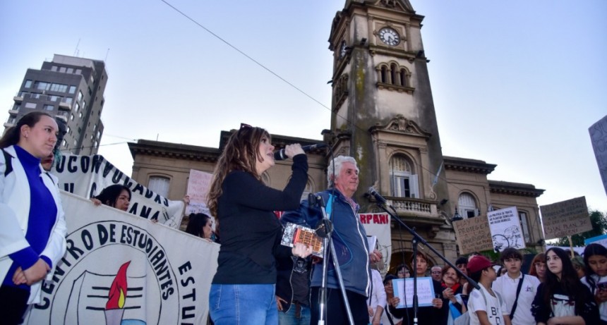 Muestra masiva de apoyo a la Educación Pública en Campana 