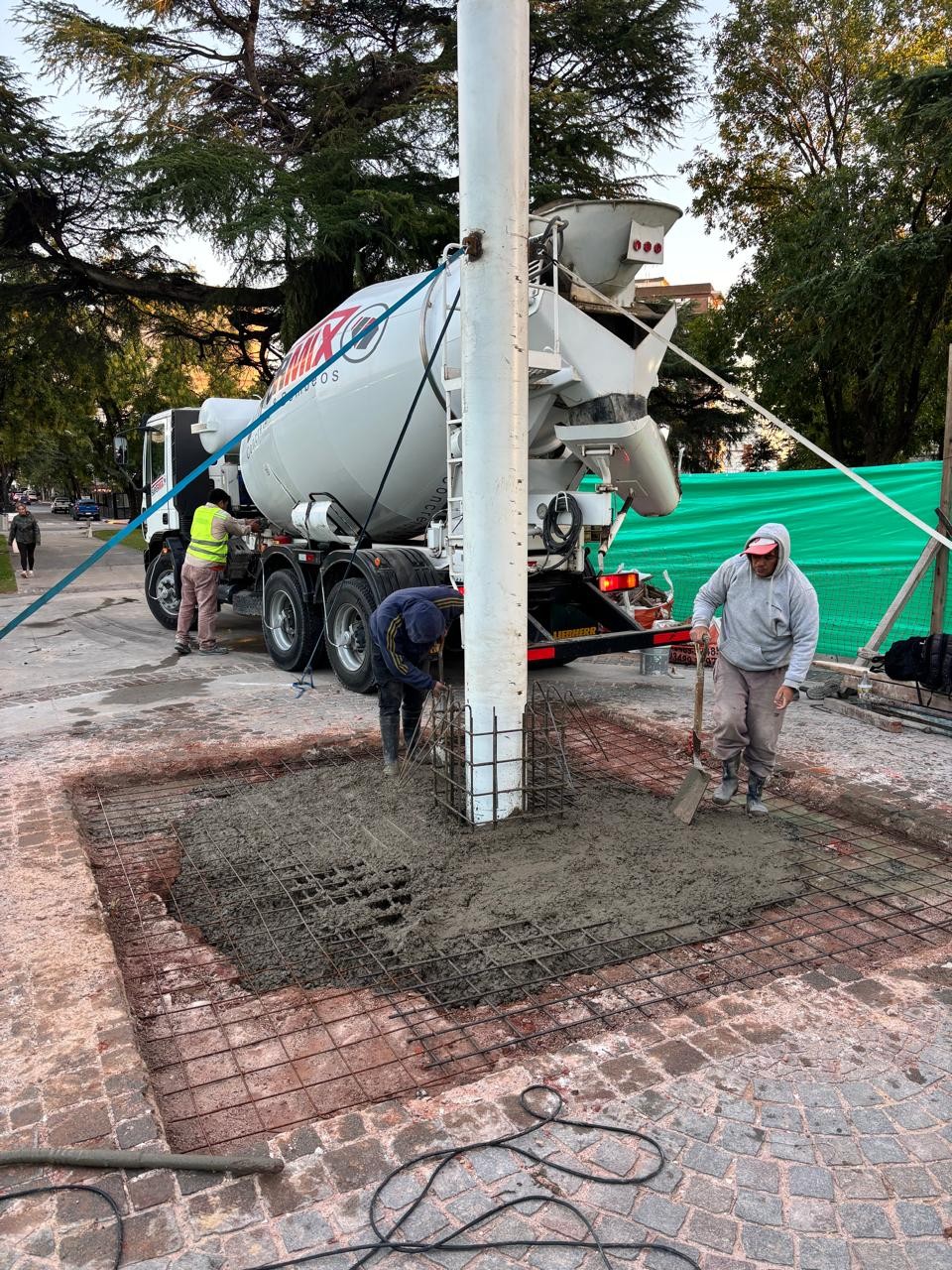 El Municipio completó la primera base del mástil de la plaza Eduardo Costa