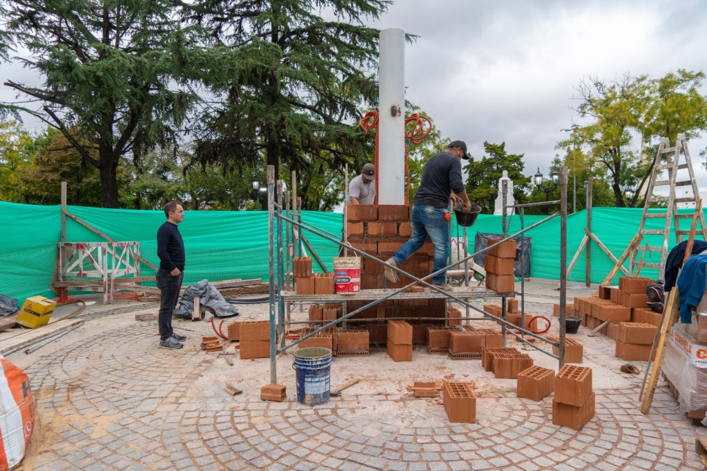 Avanza la reconstrucción del mástil de la Plaza Eduardo Costa