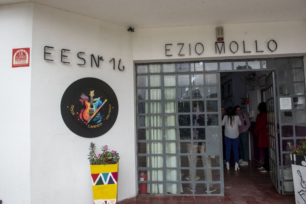 Elisa Abella acompañó el acto de imposición del nombre “Ezio Mollo” a la Escuela Secundaria N°16