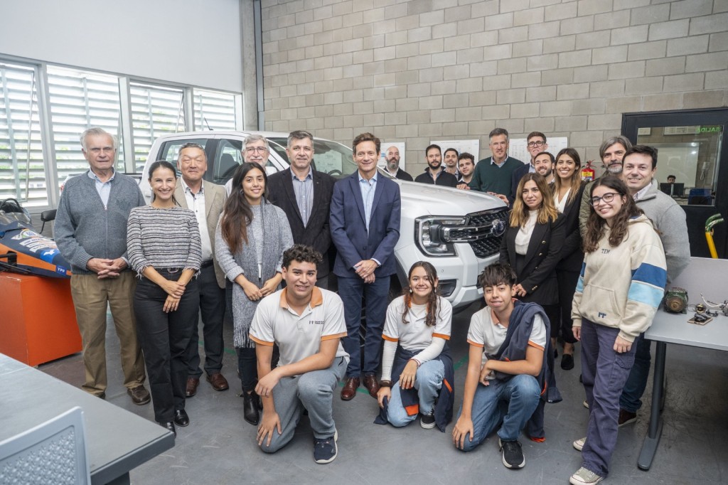 FORD ARGENTINA DONA UNA RANGER A LA ESCUELA TÉCNICA ROBERTO ROCCA 