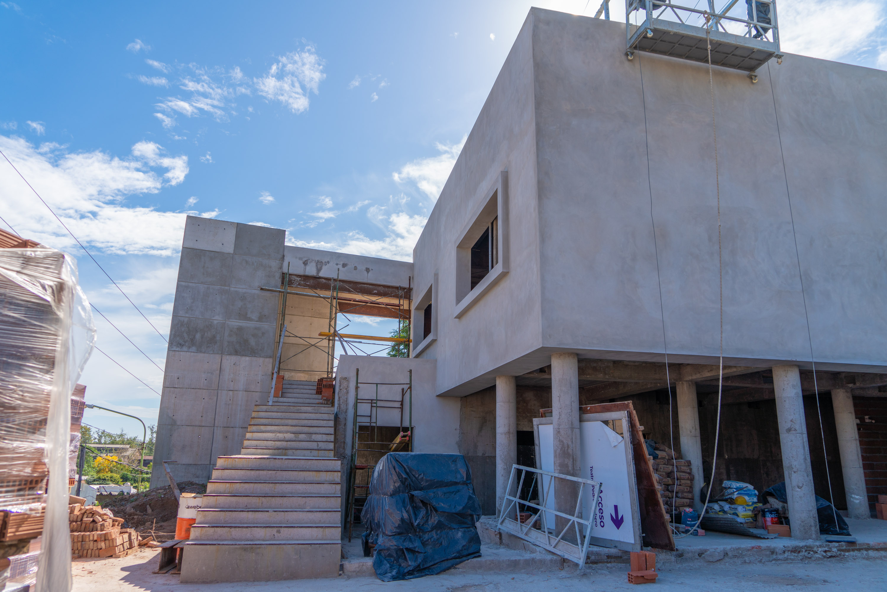 Abella visitó el avance de la obra de reconstrucción de la Casa de los Costa