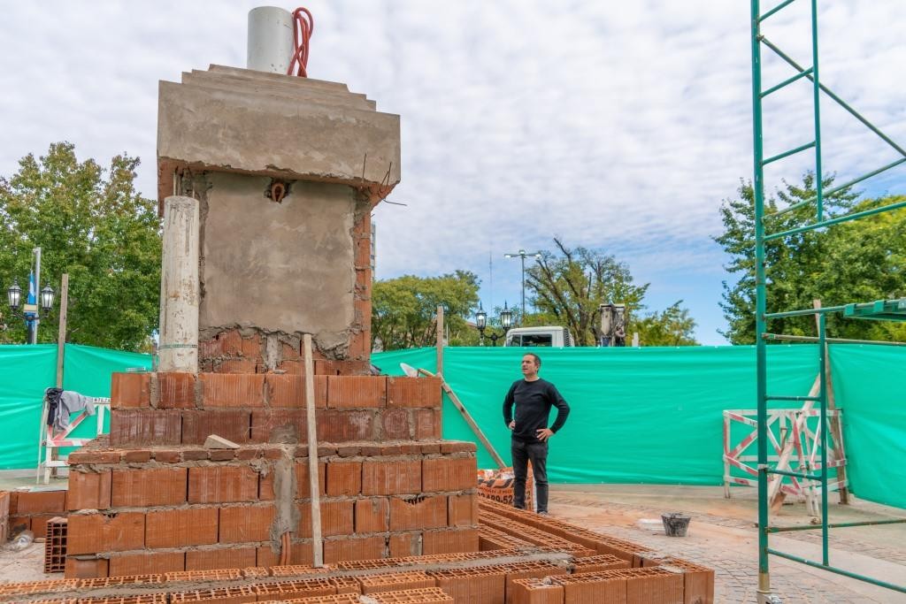El nuevo mástil llegó a la Plaza Eduardo Costa