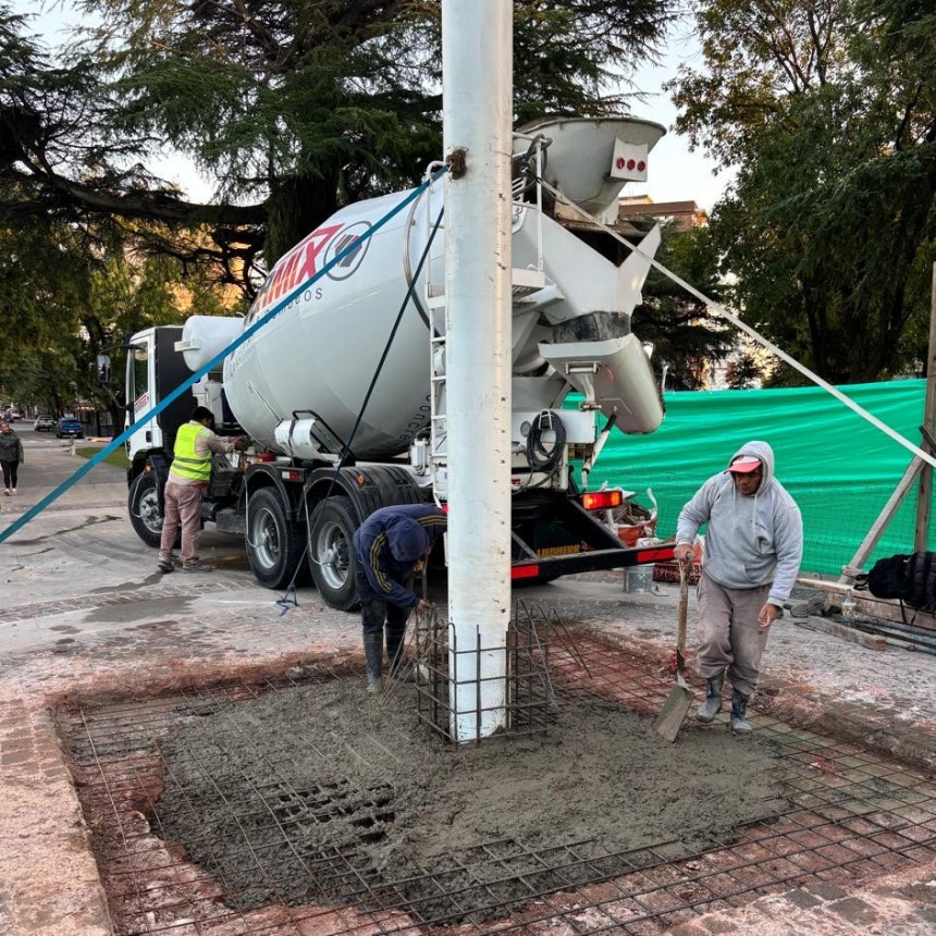 El Municipio completó la primera base del mástil de la plaza Eduardo Costa