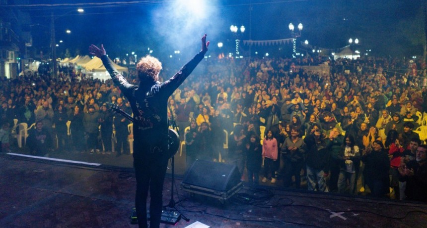 La ciudad recibió al otoño con un evento especial en la Plaza Eduardo Costa
