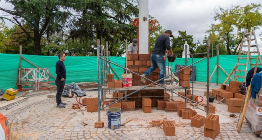 Avanza la reconstrucción del mástil de la Plaza Eduardo Costa