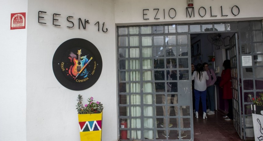 Elisa Abella acompañó el acto de imposición del nombre “Ezio Mollo” a la Escuela Secundaria N°16