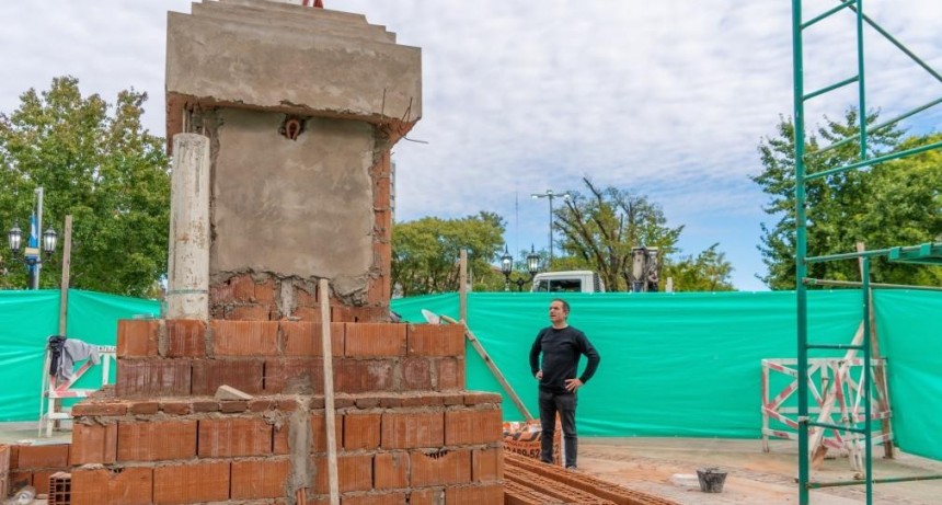 El nuevo mástil llegó a la Plaza Eduardo Costa
