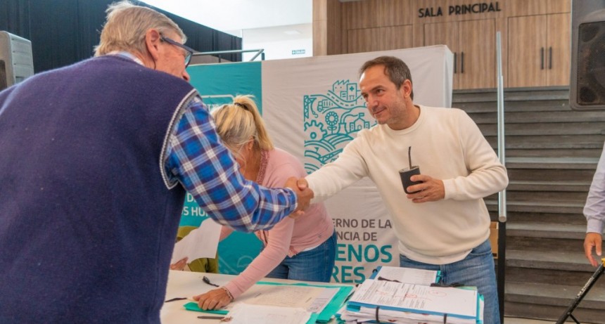 Abella encabezó la firma de casi un centenar de escrituras para vecinos de la ciudad