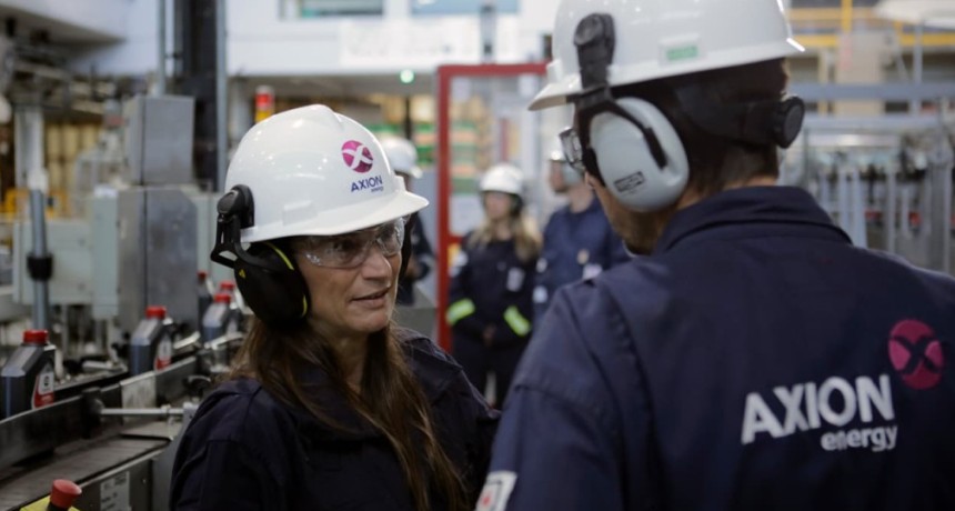 Elisa Abella visit&oacute; la refiner&iacute;a de Axion energy