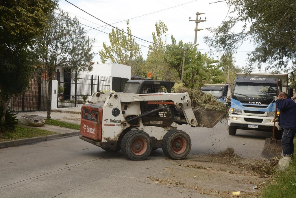 CUADRILLAS MUNICIPALES TRABAJAN A DIARIO MEJORANDO LOS BARRIOS