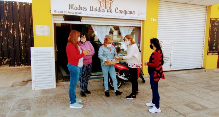 La Asociaci&oacute;n Creando Nexos don&oacute; material de difusi&oacute;n  a las Madres Unidas de Campana