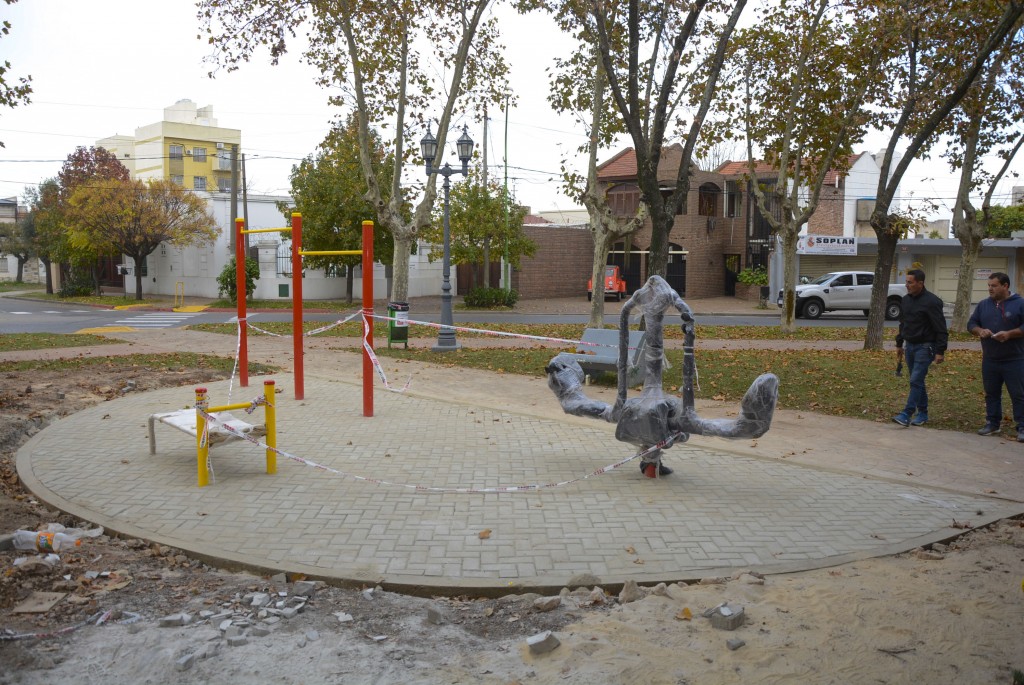 Continúa la obra de renovación de la plaza Italia
