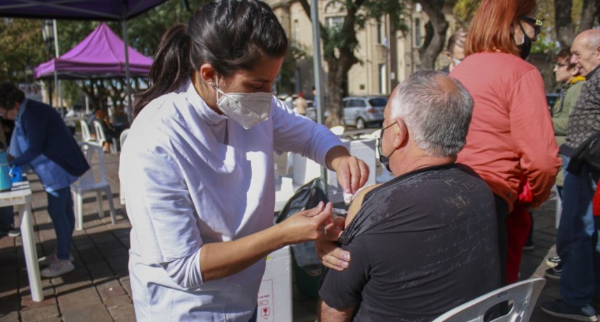 La Secretaría de Salud aplicó más de 1.100 vacunas antigripales a vecinos en la plaza Eduardo Costa