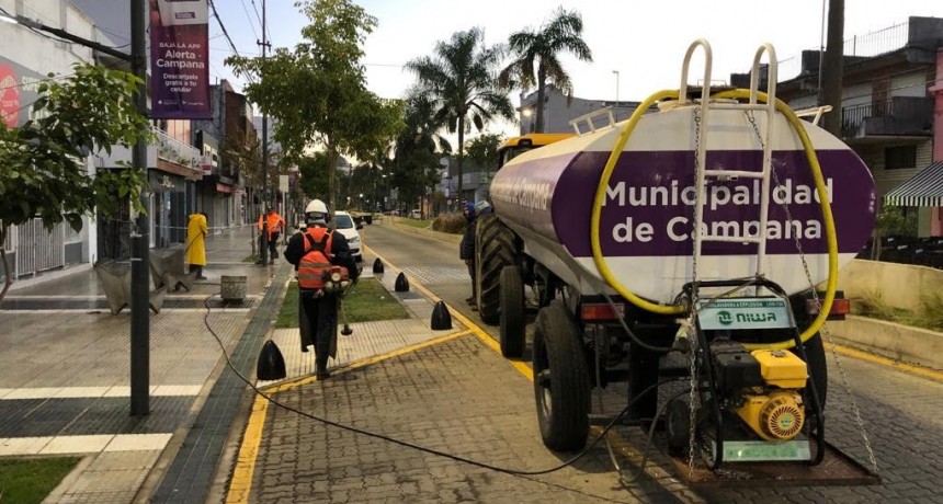 El Municipio realiza la limpieza integral de las veredas de la avenida Rocca