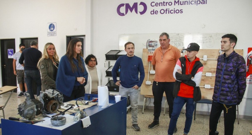 Abella destacó la importancia de seguir capacitando a vecinos en oficios con salida laboral 