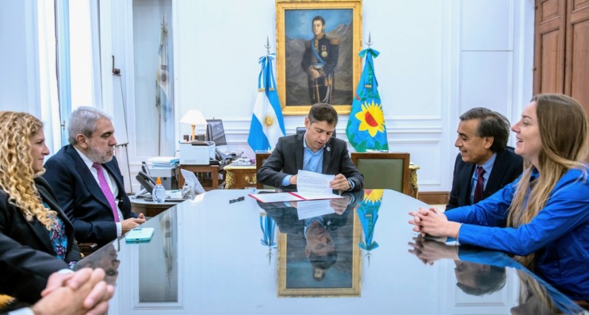 Kicillof y Aníbal Fernández firmaron un convenio para la descontaminación y compactación de vehículos 