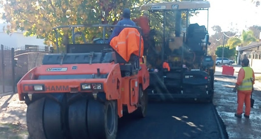 Asfaltan la calle que une Las Campanas con Ariel del Plata