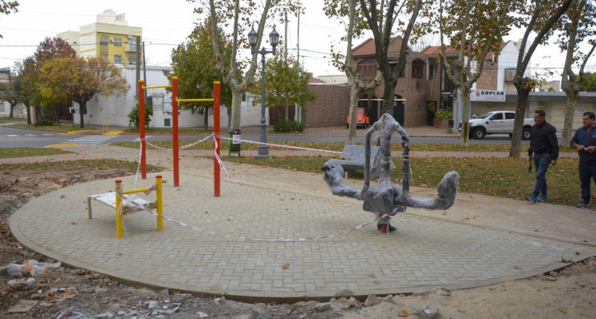 Continúa la obra de renovación de la plaza Italia