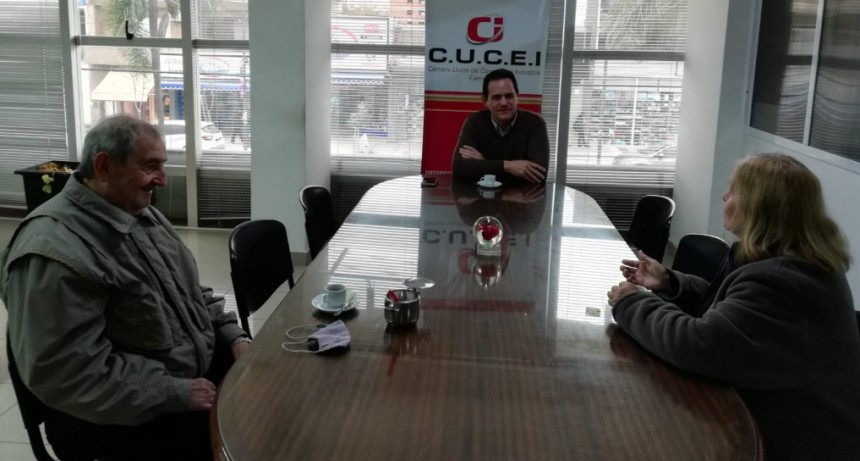 EL PRESIDENTE DE LA CUCEI RECIBIÓ A INTEGRANTES DE CAMPANA AMANECER LITERARIO 