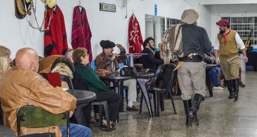Brutti acompañó una exposición de ponchos y vestimenta típica