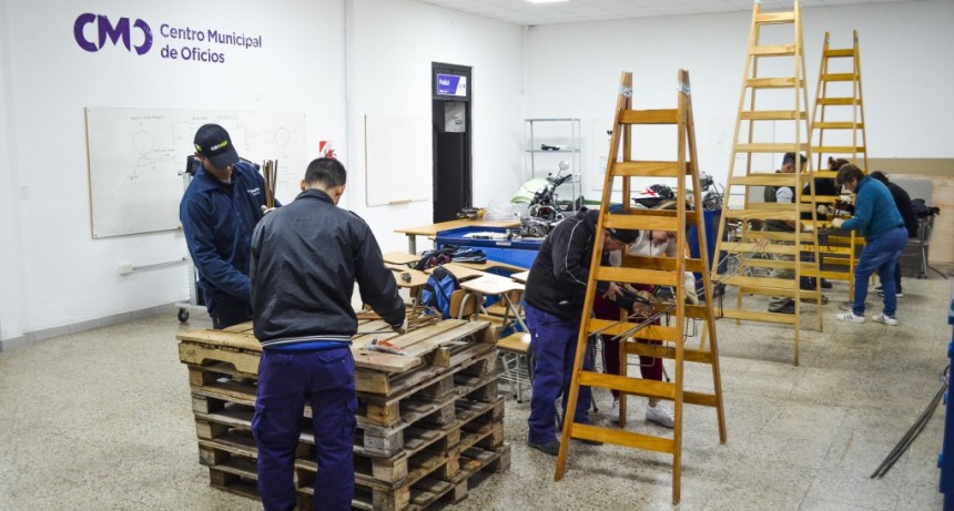 Como parte de sus prácticas, los alumnos del Curso de Albañilería amplían el Centro Municipal de Oficios