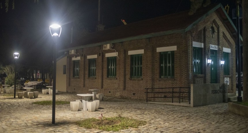 Costanera: se encendieron las luces de la nueva plazoleta del Museo Ferroviario 