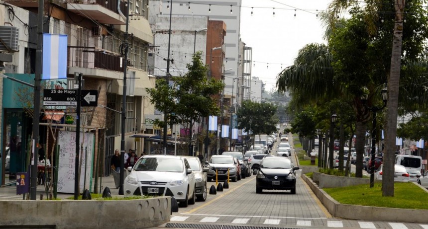 En la Semana de Mayo, el Municipio renovó las banderas argentinas en avenidas y espacios públicos