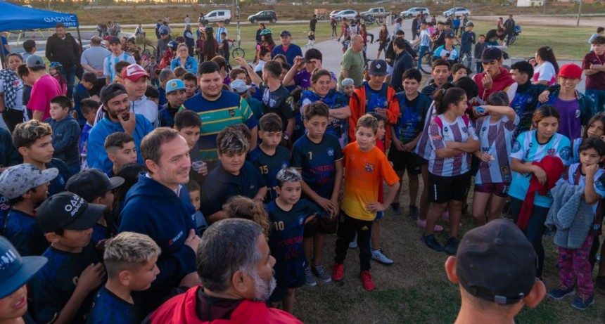 Abella visitó el predio donde ya se construyen tres nuevas canchas para clubes barriales de la ciudad   