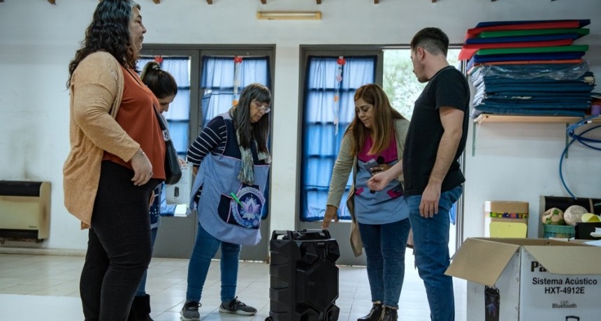 Alejo Sarna entregó el equipo de audio N°40  a instituciones de Campana