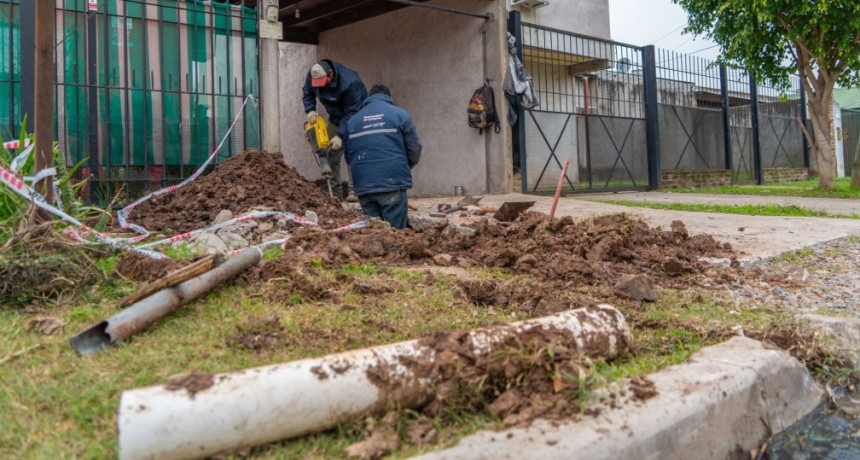 Abella supervisó trabajos de conexiones cloacales domiciliarias en La Esperanza