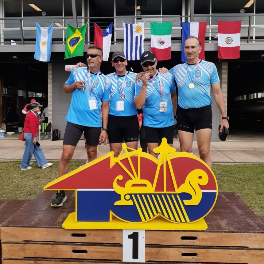 Los chicos de remo del Campana Boat Club en el sudamericano Remo Master